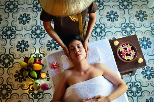 Gói Rejuvenation (Thanh Xuân) bao gồm liệu trình chăm sóc spa 60 phút cho hai người, có giá từ 2.700.000++ đồng mỗi đêm, dành cho đặt phòng ít nhất 2 đêm.