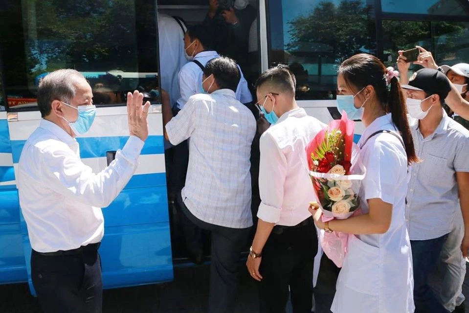 Chủ tịch UBND tỉnh Thừa Thiên Huế Phan Ngọc Thọ ra tận xe chào đoàn y, bác sĩ của tỉnh lên đường chi viện cho Đà Nẵng phòng chống Covid-19.