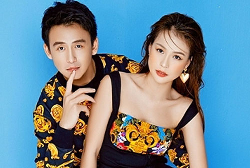 Sam thân mật với MC Quang Bảo