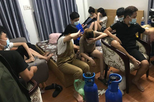 Đà Nẵng: Thành phố chống dịch, nhóm nam nữ vẫn tụ tập hút bóng cười