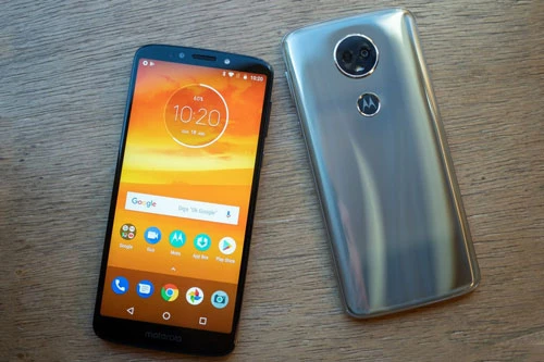 4. Motorola Moto E5 Plus (thời lượng pin: 15h 8 phút).