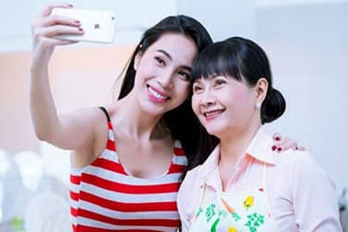 Thủy Tiên bắt trend “cosplay” mẹ theo phong cách độc đáo nhất, tiết lộ thừa hưởng điều này từ thân mẫu