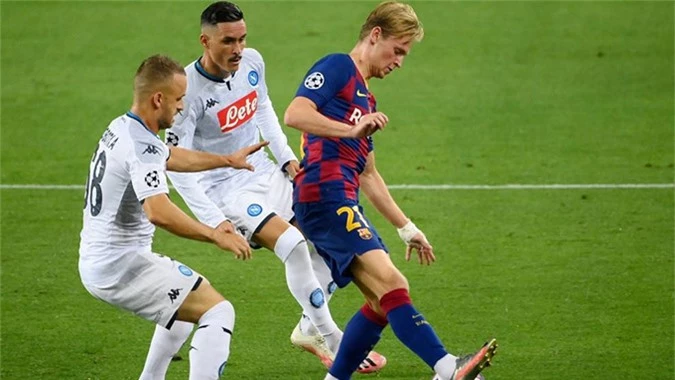 De Jong vừa chơi rất ấn tượng trước Napoli