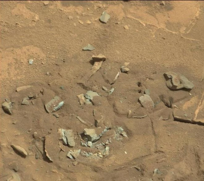 Vật thể bị nghi là xương người ngoài hành tinh trên sao Hỏa. (Ảnh: NASA)