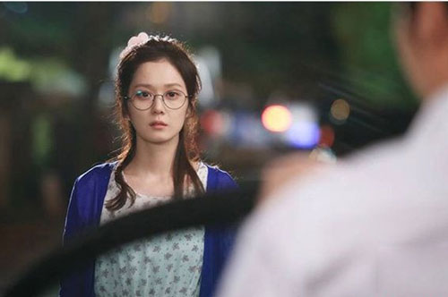 Chồng thường xuyên báo về muộn vì còn đi nhậu với anh em, vợ "chết lặng" khi nhận được món quà người lạ "tặng" trước cửa