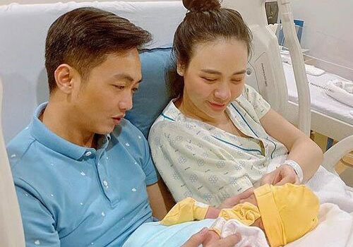 Đàm Thu Trang lộ diện sau sinh con gái