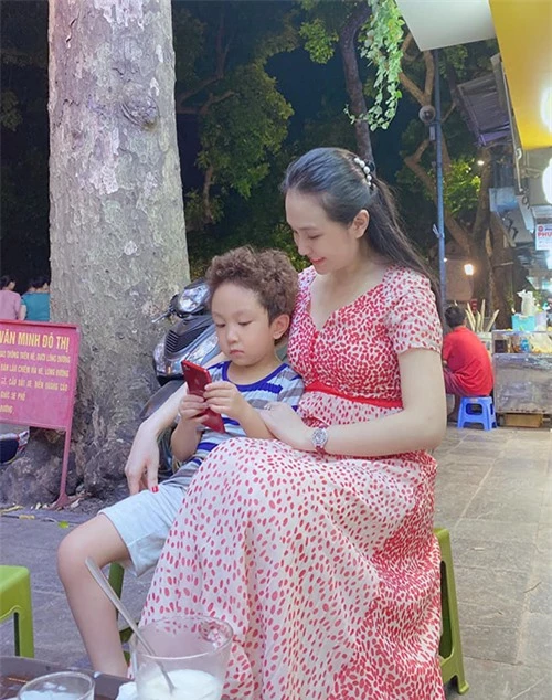 Su Hào là con trai lớn của Tuấn Hưng và Hương Baby, chào đời ngày 25/10/2014. Chưa đầy 6 tuổi nhưng Su Hào đã lớn phổng phao, sở hữu đôi chân dài. Từ nhỏ, Su Hào đã gắn bó với mái tóc xoăn tít đáng yêu.