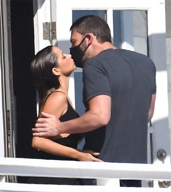 Ana de Armas hạnh phúc hôn Ben Affleck trong khi cô nghỉ giải lao giữa quá trình quay phim ở Malibu.
