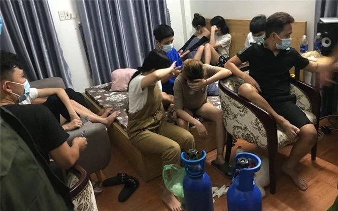 thanh pho chong dich, nhom nam nu van tu tap hut bong cuoi hinh 1