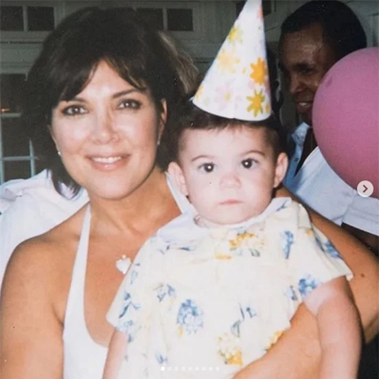Kris Jenner chia sẻ ảnh thời thơ ấu của Kylie Jenner.