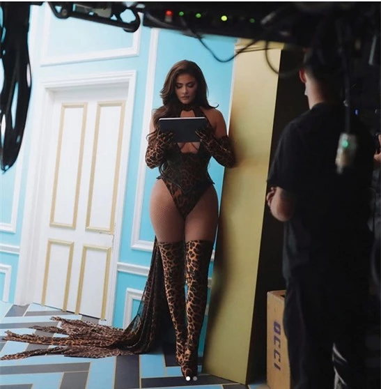 Cardi B đăng ảnh hậu trường của Kylie Jenner khi đóng trong MV WAP.