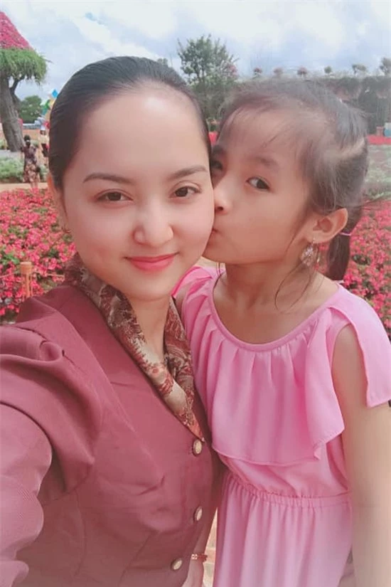 Trọng Nghĩa từng đổ vỡ hôn nhân và có một con gái. Thanh Trang rất yêu thương, chăm sóc con gái riêng của chồng. Cả gia đình thường đưa nhau đi du lịch nhiều nơi.