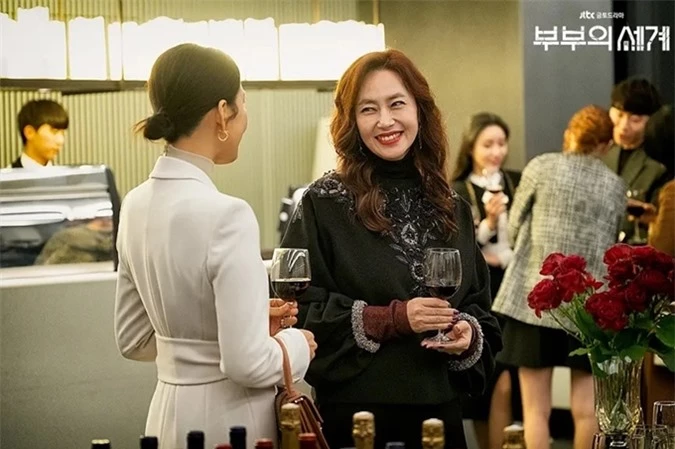 Kim Sun Kyung vào vai phu nhân chủ tịch trong Thế giới hôn nhân.