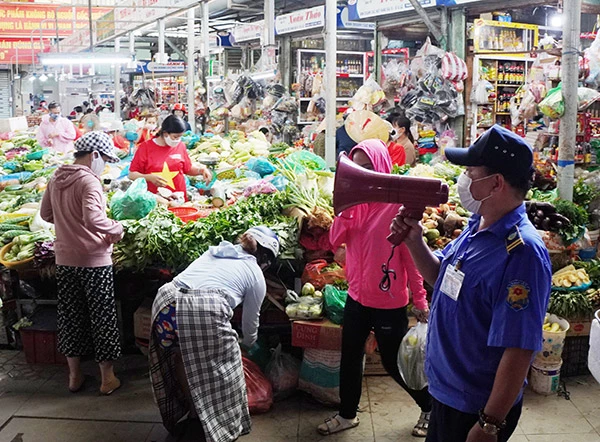 đồng thời thường xuyên thông báo