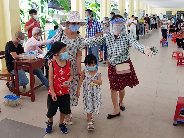 Cán bộ Sở Du lịc Đà Nẵng hướng dẫn các du khách lấy mẫu xét nghiệm virus SARS-CoV-2 trước khi đáp chuyến bay về lại TP.HCM (Ảnh: HC)