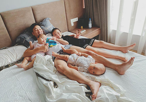 Con gái Thành Trung lần đầu gặp các em