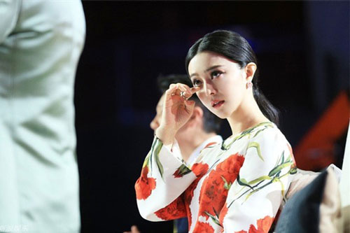 Giữa lúc Phạm Băng Băng khóc trong đêm vì bạn trai cũ, "tình địch" một thời khoe ảnh bên chồng