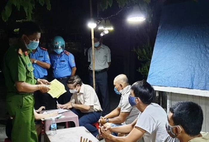 Các lực lượng chức năng tỉnh Thừa Thiên Huế làm việc với 3 lái xe (ngồi ngoài cùng bên phải) khai báo không trung thực để trốn cách ly y tế.