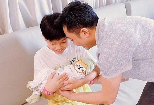 Subeo vui mừng bế em gái