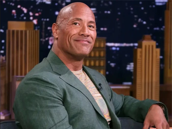 1: Dwayne Johnson - 87,5 triệu USD. Ngôi sao Hobbs and Shaw năm thứ hai liên tiếp đứng đầu bảng xếp hạng các sao nam kiếm tiền giỏi nhất thế giới, theo thống kê của tạp chí Forbes. Tài tử 48 tuổi bỏ túi 23,5 triệu USD cát-xê bộ phim Red Notice sắp khởi chiếu trên Netflix. Ngoài ra, The Rock còn thành công với thương hiệu thời trang  Project Rock.