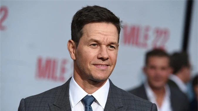 3. Mark Wahlberg- 58 triệu USD. Bộ phim Spenser Confidential của Mark Wahlberg thành công lớn khi phát hành vào năm nay, trở thành một trong những phim ăn khách nhất trên nền tảng trực tuyến Netflix. Tài tử còn thu về lợi nhuận từ hai bộ phim tài liệu do anh làm sản xuất là McMillions và Wahl Street.