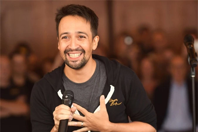 7. Lin-Manuel Miranda - 45,5 triệu USD. Diễn viên kiêm ca sĩ Lin-Manuel Miranda lần đầu có tên trong danh sách này khi bộ phim nhạc kịch Hamilton của anh được Disney mua bản quyền công chiếu, đạt doanh thu 75 triệu USD. Anh cũng nhận thù lao lớn với bộ phim ca nhạc sắp tới mang tên In The Heights.