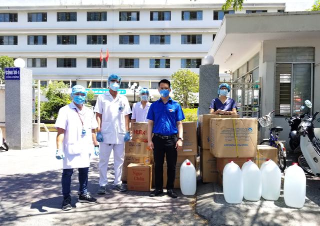 Tặng 4.700 bộ đồ bảo hộ y tế cho các bệnh viện, trung tâm y tế ở Đà Nẵng