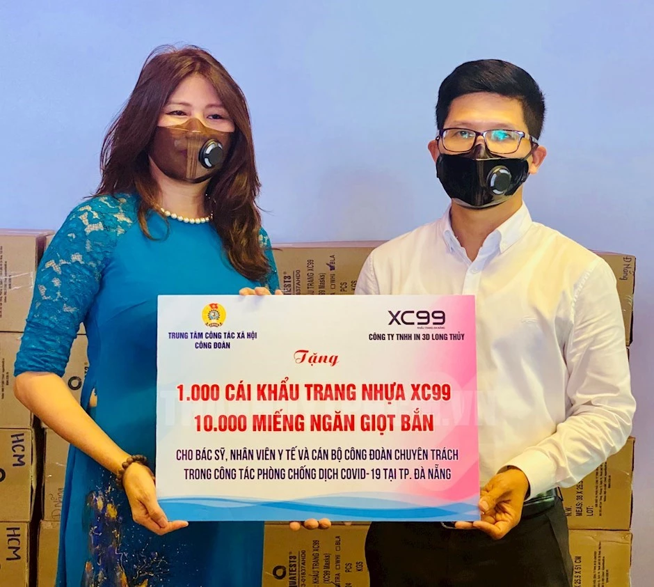 Trao tặng khẩu trang cho y bác sĩ, nhân viên y tế và cán bộ Công đoàn chuyên trách trong công tác phòng, chống dịch Covid -19 tại thành phố Đà Nẵng