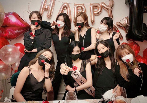 Rút kinh nghiệm sau khi làm điều đáng phê phán trong mùa dịch, Yoona đeo khẩu trang cẩn thận tụ họp cùng SNSD