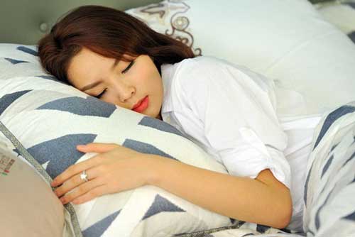 Những sai lầm khi ngủ dễ khiến da mặt nhăn nheo từng ngày, ảnh hưởng cả đốt sống