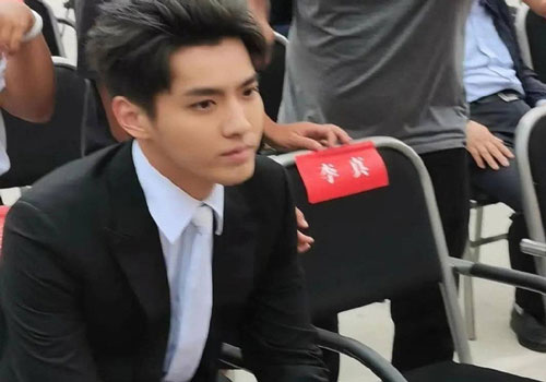 Choáng với ngoại hình thật của Ngô Diệc Phàm qua hình chụp trộm của người qua đường