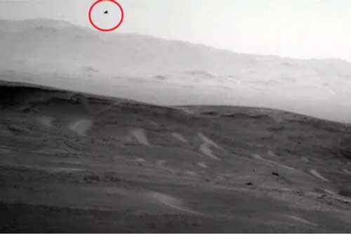 Vật thể lạ NASA chụp được trên sao Hỏa nghi là một con chim đang bay