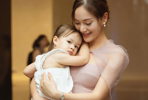 Lan Phương hai ngày bay ra thăm con một lần