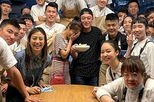 Lâm Tâm Như xấu hổ úp mặt vào vai chồng