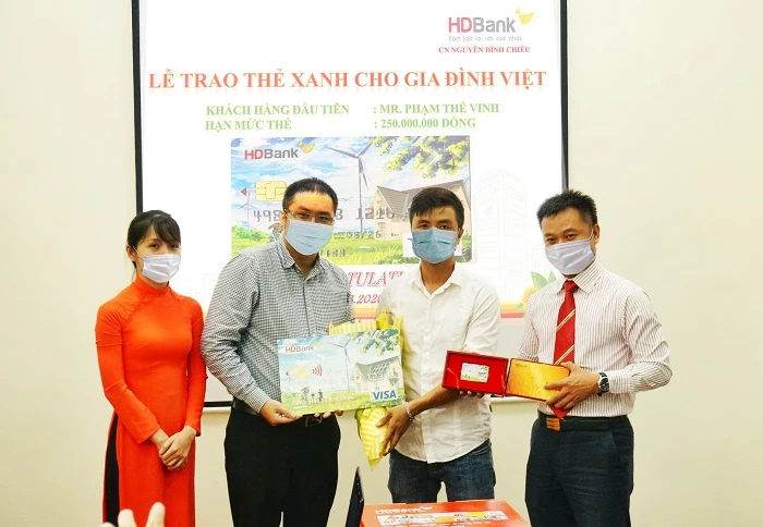 HDBank trao “Thẻ Xanh cho gia đình Việt” cho khách hàng đầu tiên tại TP.HCM.