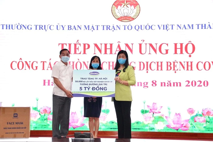 Lãnh đạo Sở Y tế và Mặt trận Tổ quốc TP.Hà Nội tiếp nhận 50.000 bộ lấy mẫu xét nghiệm Covid-19, tương đương 5 tỷ đồng từ đại diện Vinamilk.