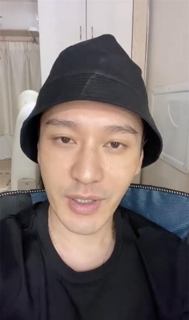 Huỳnh Hiểu Minh phơi bày mặt mộc nhợt nhạt, thoải mái véo ...