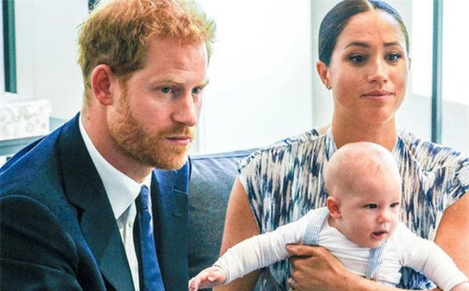 Chỉ với 1 lời nhận xét, Meghan Markle sa thải bảo mẫu của con trai sau 2 ngày làm việc và một loạt tiết lộ mới về quá trình làm mẹ của cô - Ảnh 1.