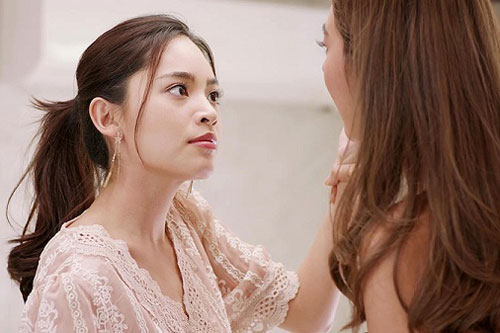 Vừa bước ra khỏi quán cà phê liền bị một cô gái khác hắt nước vào người, tôi ngơ ngác và sau đó biết lý do thì "chết điếng"