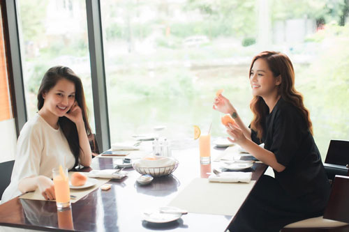 Thu Quỳnh dùng "chiêu trò" để diện thiết kế mới của BTV Huyền Châu