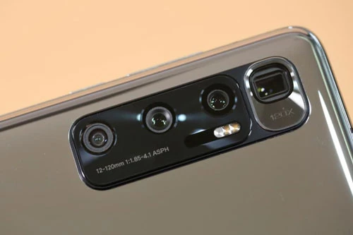 Xiaomi Mi 10 Ultra sở hữu 4 camera sau. Cảm biến chính 48 MP, khẩu độ f/1.9 cho khả năng lấy nét theo pha, chống rung quang học (OIS). Ống kính tele tiềm vọng 48 MP, f/4.1 giúp zoom quang học 5x hoặc zoom kỹ thuật số 120x, OIS. Ống kính tele thứ hai 12 MP, f/2.0 cho khả năng zoom quang 2x. Cảm biến thứ tư 20 MP, f/2.2 với góc rộng 128 độ.