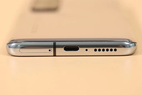 Xiaomi Mi 10 Ultra được trang bị viên pin dung lượng 4.500 mAh, tích hợp sạc nhanh có dây 120W giúp máy sạc từ 0-100% trong 23 phút, sạc nhanh không dây 50W (sạc từ 0-100% trong 40 phút) và sạc ngược không dây 10W.