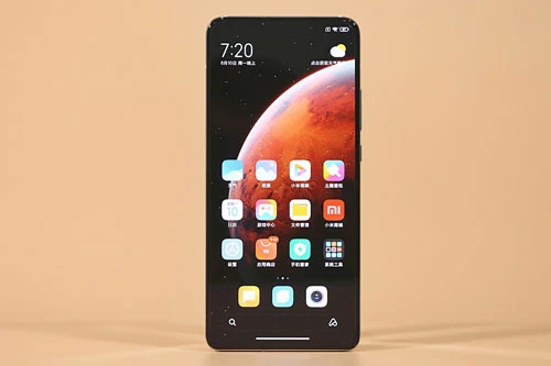 Redmi K30 Ultra được Xiaomi trang bị màn hình AMOLED của Samsung với kích thước 6,67 inch, độ phân giải Full HD Plus (2.400x1.080 pixel), mật độ điểm ảnh 395 ppi. Màn hình này được chia theo tỷ lệ 20:9, tần số quét 120 Hz, bảo vệ bởi kính cường lực Corning Gorilla Glass 5 vát cong 3D, tích hợp dải màu DCI-P3, công nghệ HDR 10+, độ sáng tối đa 800 nit.