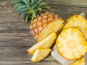 Viêm khớp, thoái hóa khớp nặng đến mấy cũng khỏi nhờ dùng dứa theo cách này