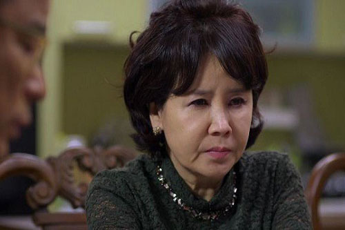 Nửa đêm thấy phòng con trai có tiếng động lạ, tôi hé cửa nhìn vào và suýt lên cơn đau tim