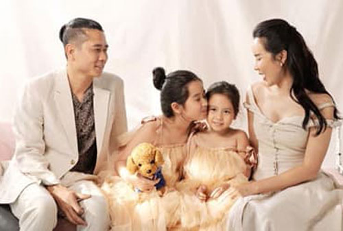 Xuất hiện bên vợ con, nhạc sĩ Hồ Hoài Anh 'chơi lớn' khi thay đổi kiểu tóc cực chất