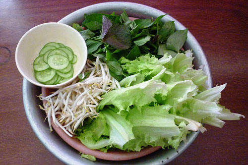 Rửa rau sống cứ cho thêm thứ này, bao nhiêu độc tố, vi khuẩn bị 'đánh bay' mà không ảnh hưởng tới mùi vị