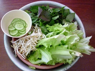 Rửa rau sống cứ cho thêm thứ này, bao nhiêu độc tố, vi khuẩn bị 'đánh bay' mà không ảnh hưởng tới mùi vị