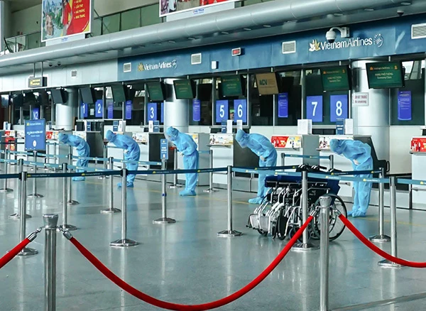 Các nhân viên phục vụ cúi chào khi du khách bắt đầu đến sân bay Đà Nẵng