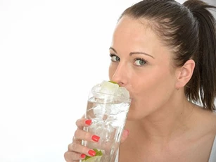 10 thói quen cực hại sức khỏe sau khi ăn mà nhiều người vẫn đang làm mỗi ngày